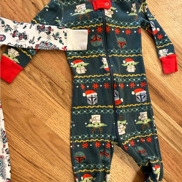 Hanna Andersson Christmas Onesies Lot of Four Disney Pajamas 12-18 months - Picture 5 of 7